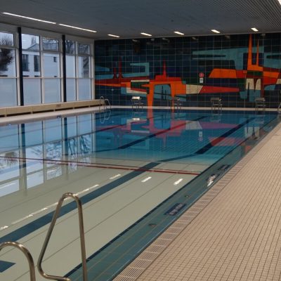 Schwimmbecken-Hallenbad